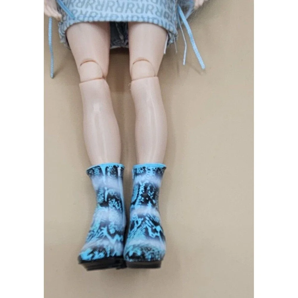 Rainbow High Gabriella Icely  Articulated Fashion Doll w Outfit MGA
